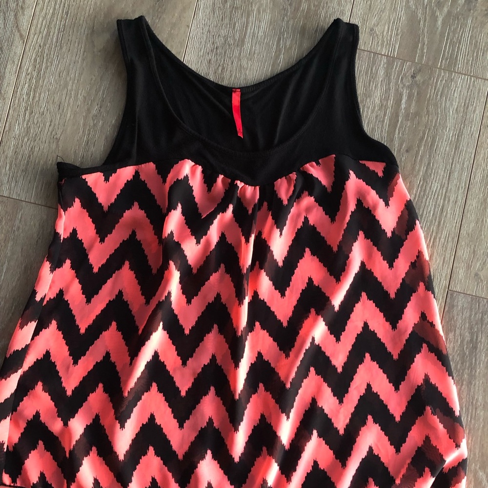 Flowing chevron tank